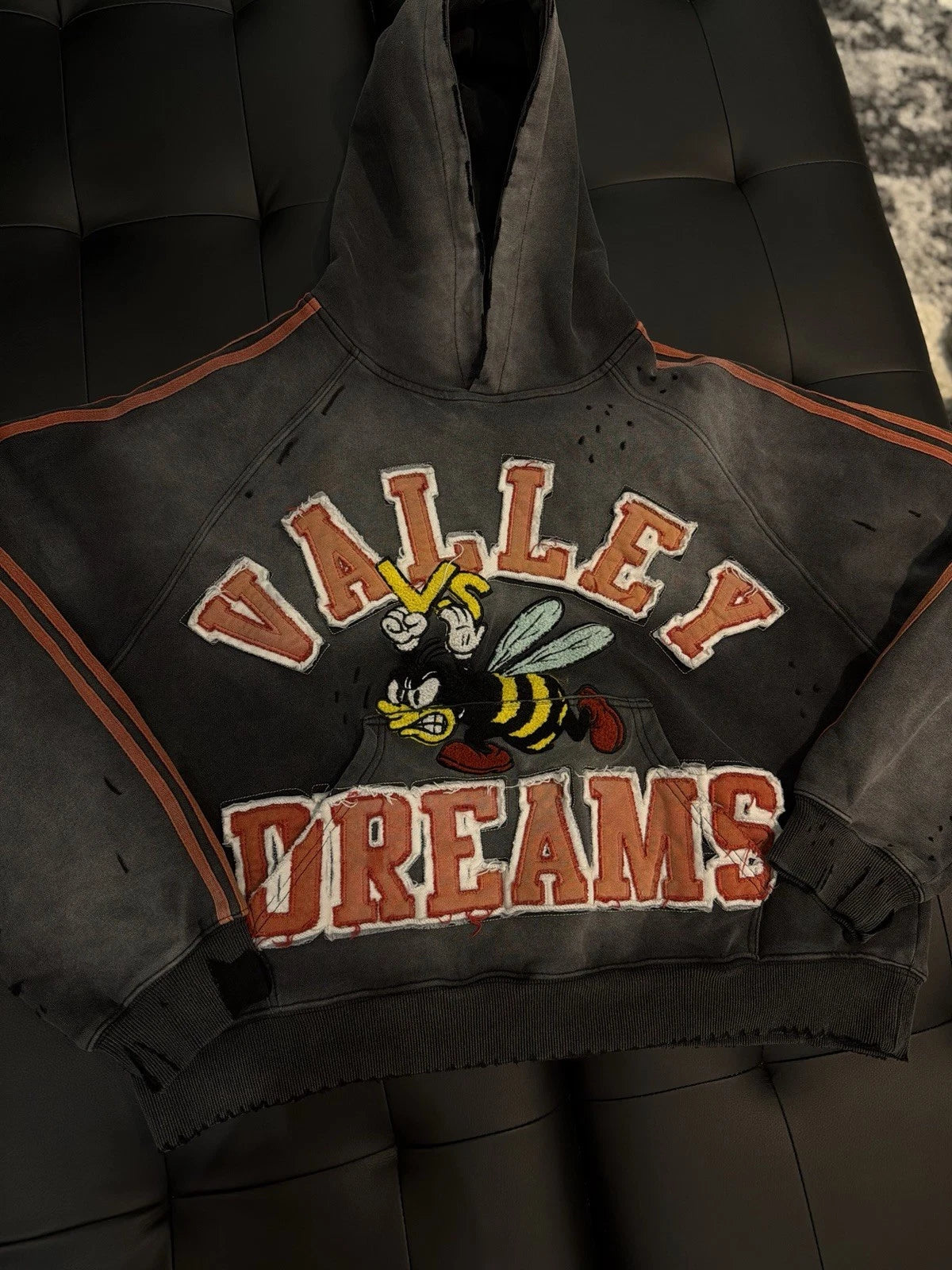Vale Pullover Hoodie Black/Red Bumble Bee - Deadstockdenimla