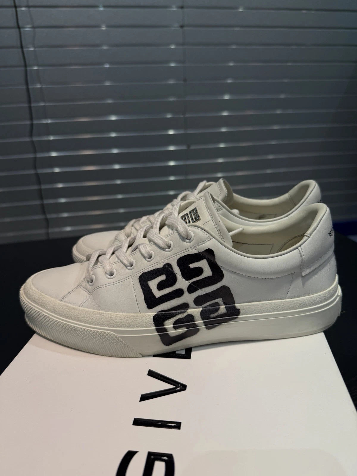 Givenchy Low Top White/Black
